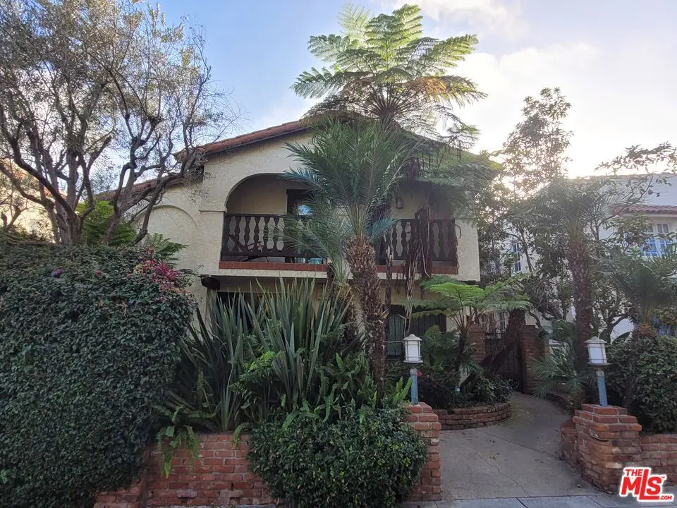 Townhouse for rent at 818 14th Street 2, Santa Monica, CA featuring 3 beds and 3 baths