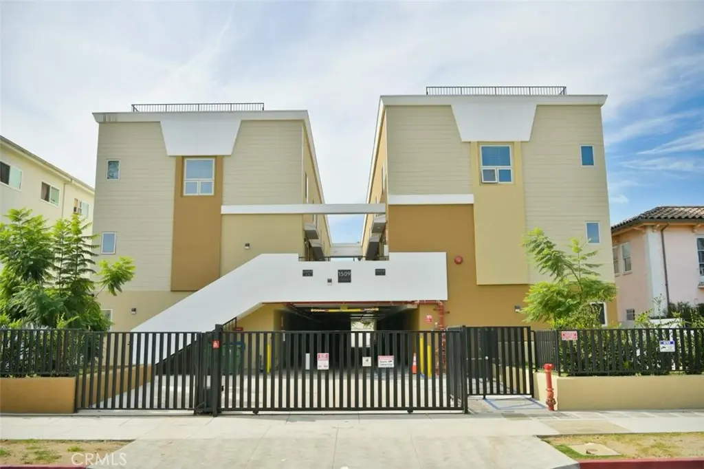 Condominium for rent at 1509 S Gramercy Place, Los Angeles, CA featuring 3 beds and 3 baths