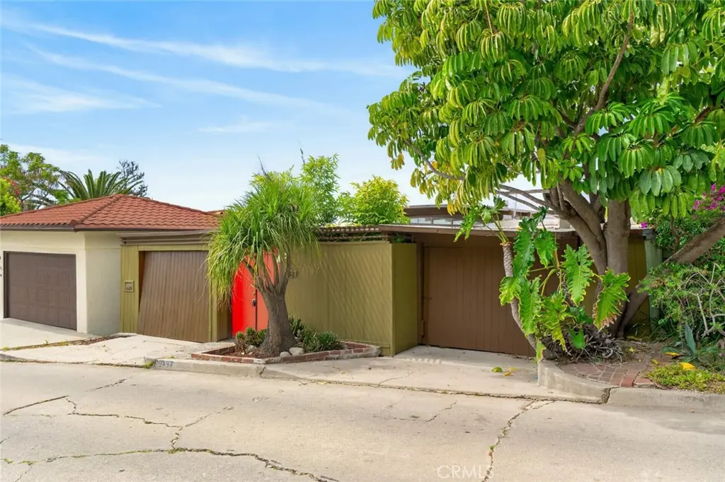 Single Family Residence for rent at 2137 Mayview, Los Angeles, CA featuring 2 beds and 2 baths