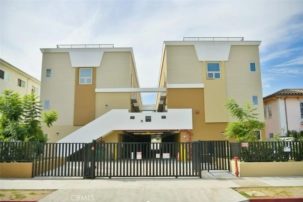 Condominium for rent at 1509 S Gramercy Place, Los Angeles, CA featuring 3 beds and 3 baths
