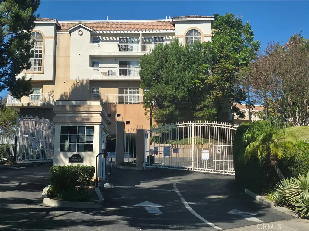 4760 Templeton 3204, Los Angeles, CA — listing photo 1