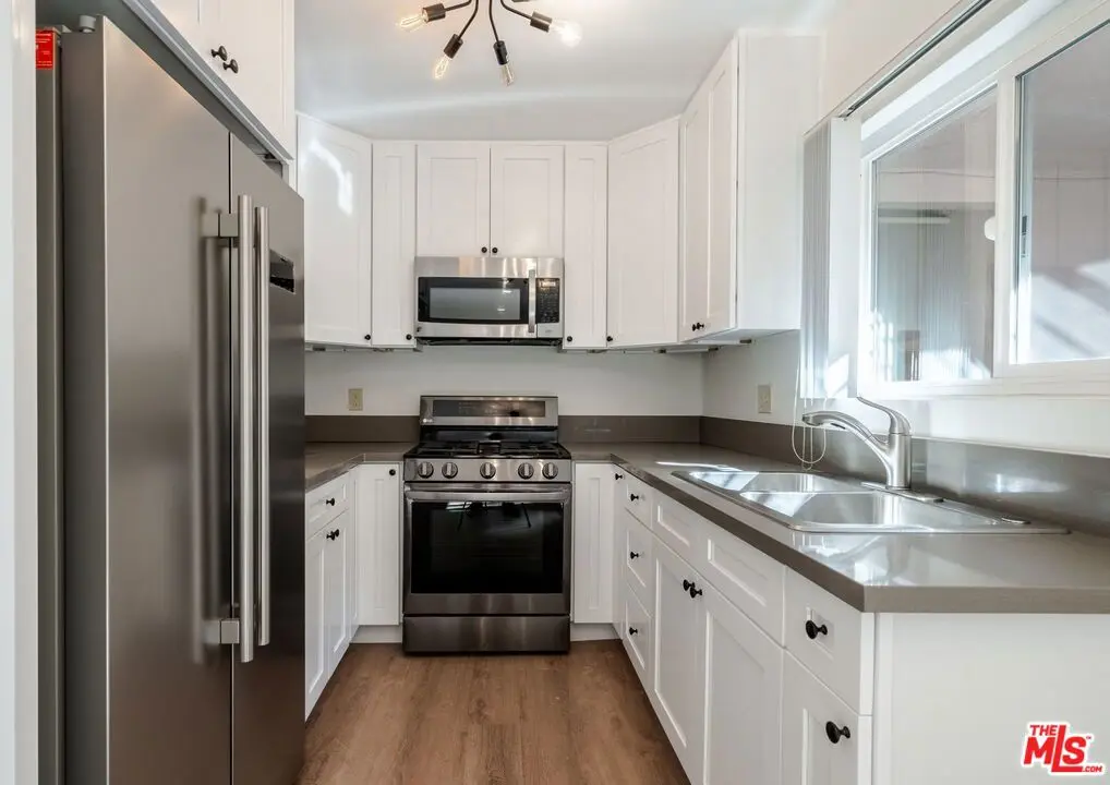 13343 Victory Boulevard 8, Van Nuys, CA — listing photo 1