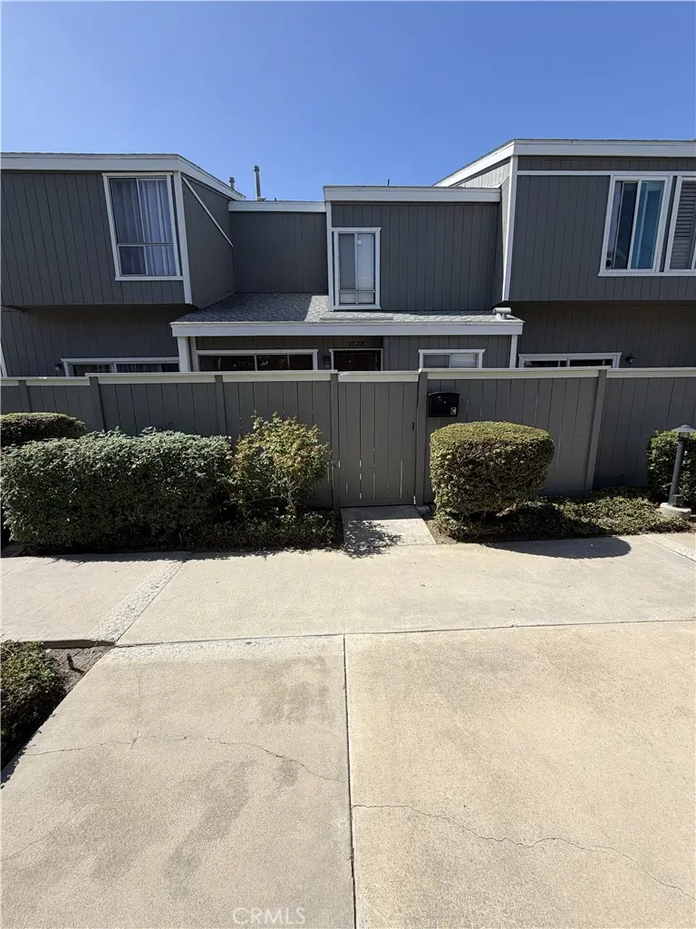 2720 W Segerstrom C, Santa Ana, CA — listing photo 1