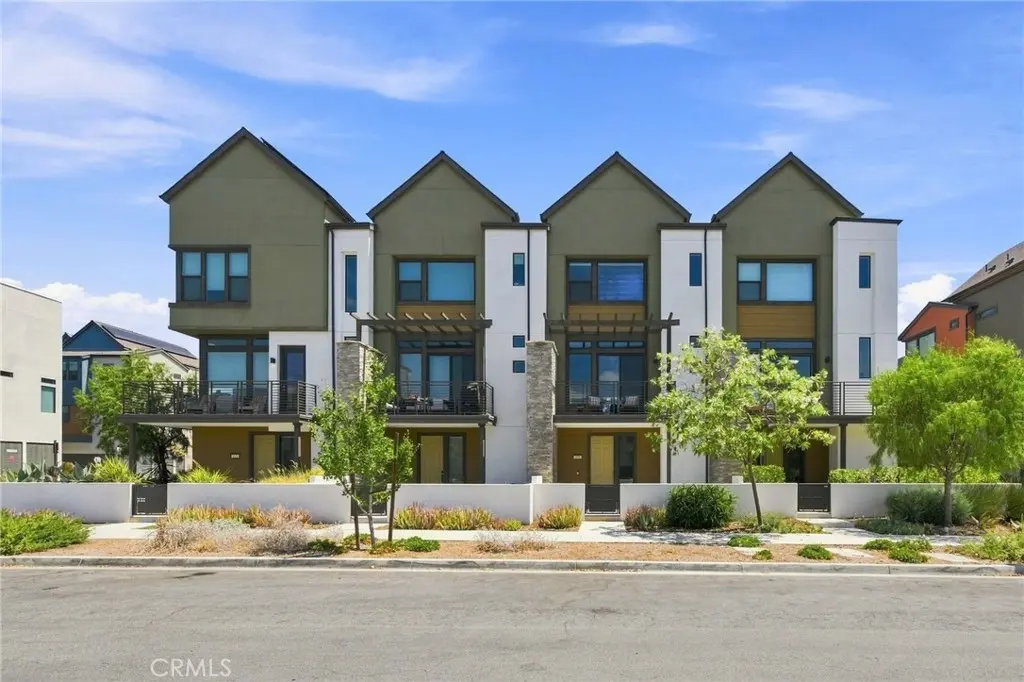 Condominium for rent at 126 Keeper, Irvine, CA featuring 2 beds and 3 baths