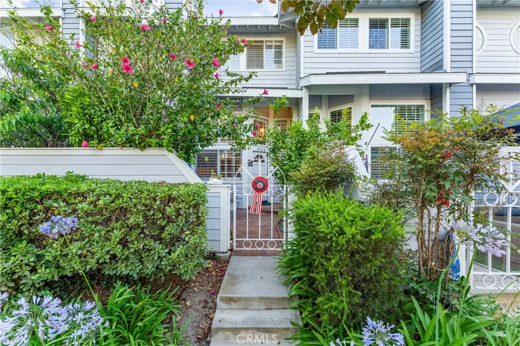 19110 Beachcrest Lane E, Huntington Beach, CA — listing photo 1