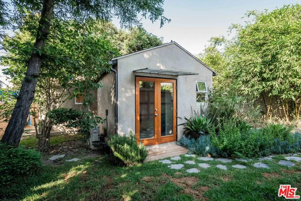 Single Family Residence for rent at 2401 32nd Street, Santa Monica, CA featuring 1 bed and 1 bath