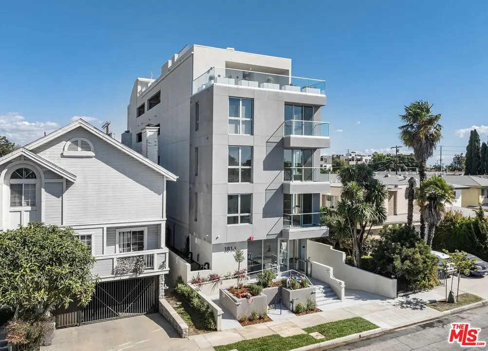 Condominium for rent at 1814 Federal Avenue 403, Los Angeles, CA featuring 2 beds and 2 baths
