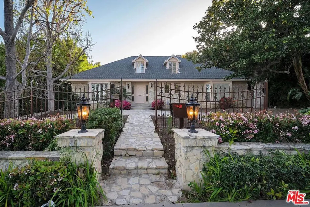 Single Family Residence for rent at 713 FOOTHILL Road, Beverly Hills, CA featuring 6 beds and 7 baths