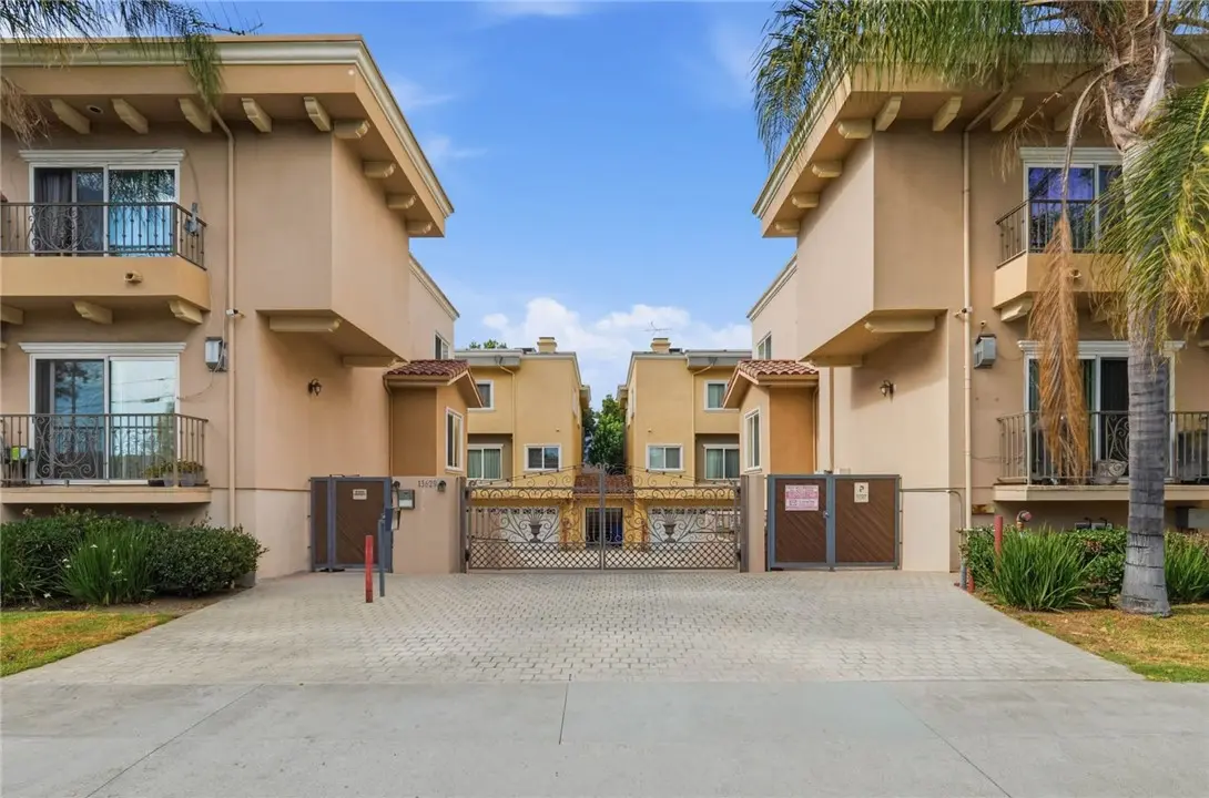 13629 Wyandotte 118, Van Nuys, CA — listing photo 1