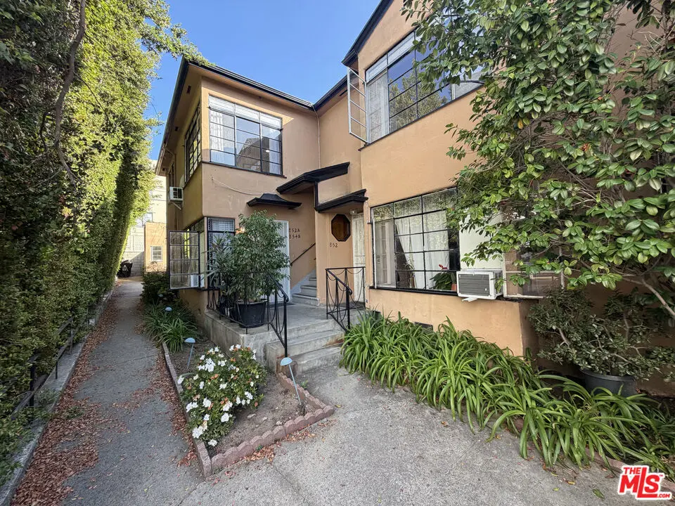 Condominium for rent at 852 1/2 S Plymouth Boulevard, Los Angeles, CA featuring 1 bed and 1 bath