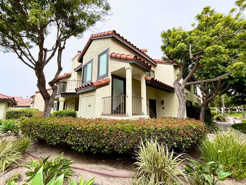 2287 Martinique Lane, Oxnard, CA — listing photo 1