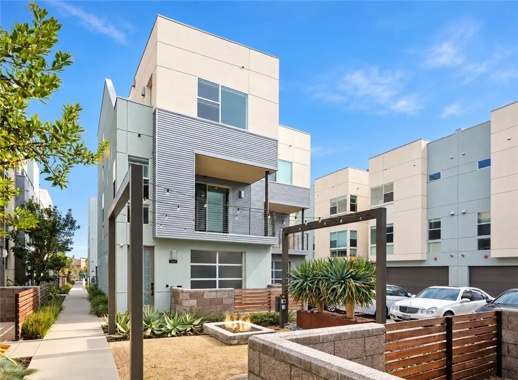 Condominium for rent at 150 Mercer Way, Costa Mesa, CA featuring 2 beds and 4 baths