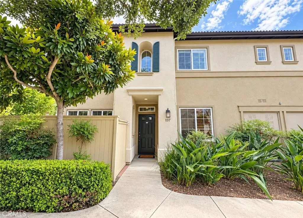 Townhouse for rent at 137 Islington, Irvine, CA featuring 3 beds and 3 baths