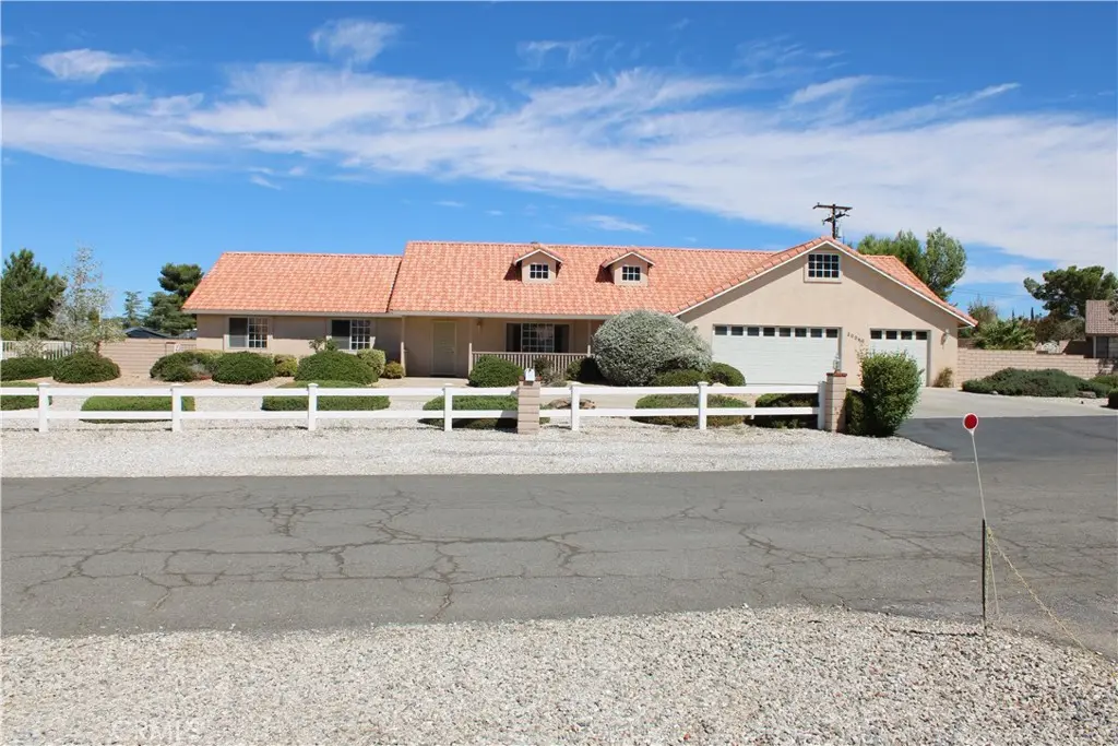 20060 Waco Court, Apple Valley, CA — listing photo 1