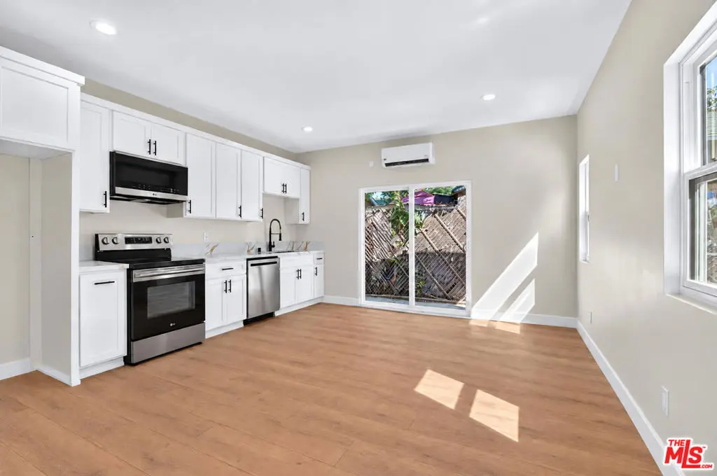 Residential Lease for rent at 153 W 51st Street 1/4, Los Angeles, CA featuring 2 beds and 1 bath