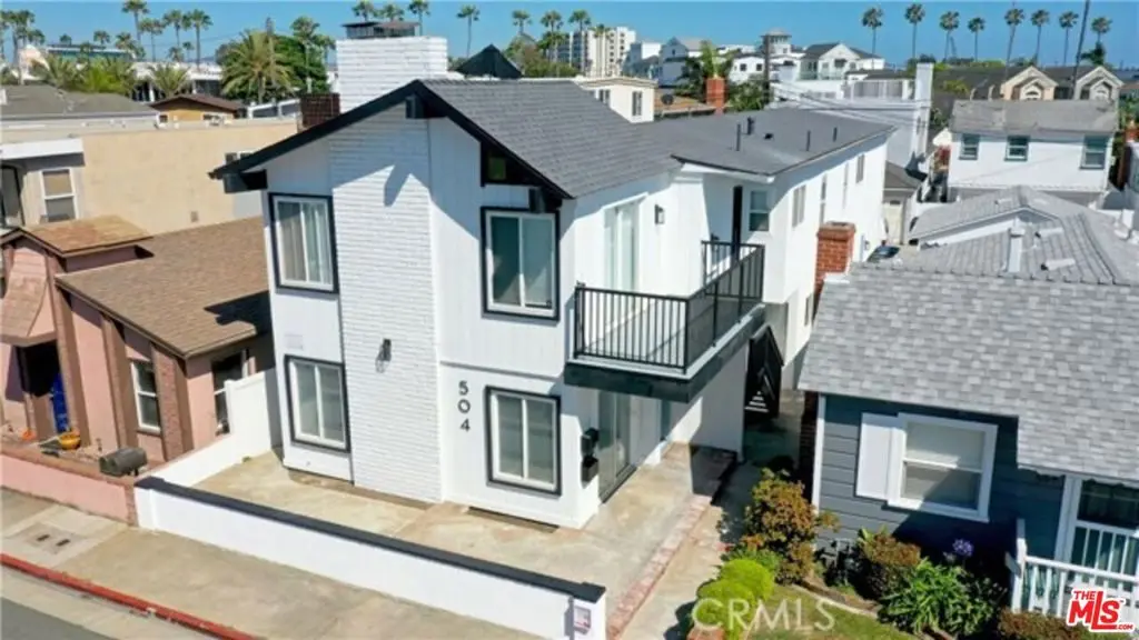 Townhouse for rent at 504 35th Street, Newport Beach, CA featuring 4 beds and 2 baths