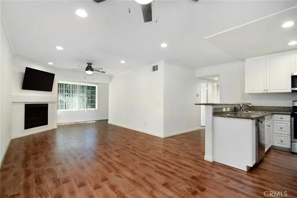 5525 Canoga Avenue 124, Woodland Hills, CA — listing photo 1