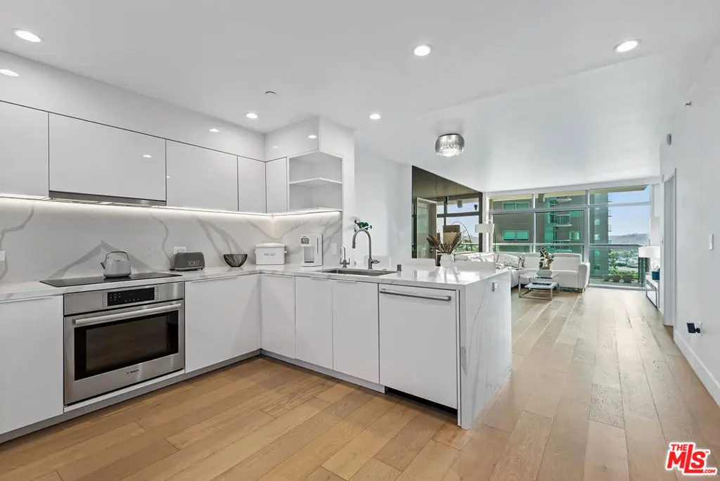 13700 Marina Pointe Drive 925, Marina Del Rey, CA — listing photo 1