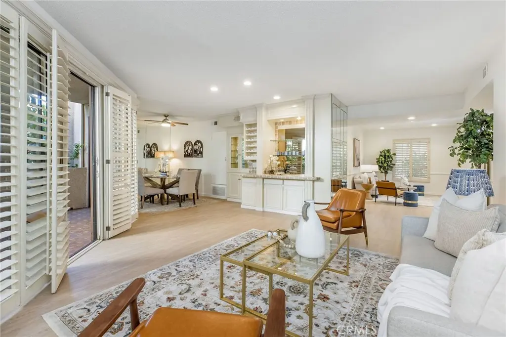 5216 Yarmouth Avenue 105, Encino, CA — listing photo 1