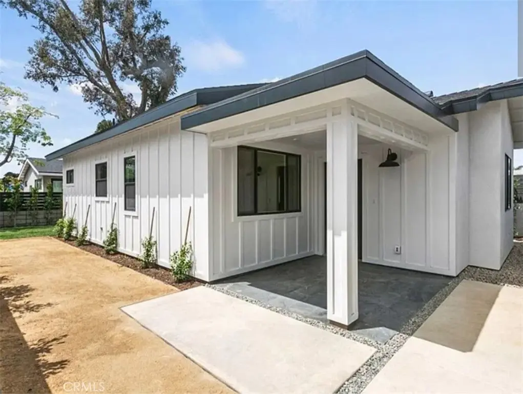 Duplex for rent at 738 Center C, Costa Mesa, CA featuring 3 beds and 2 baths