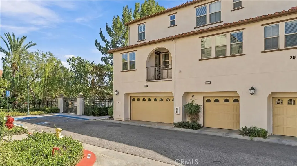 827 The Promenade F, Azusa, CA — listing photo 1