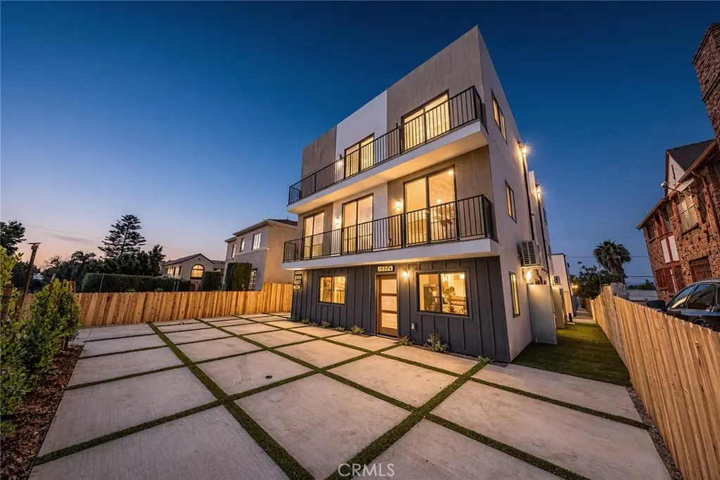 Townhouse for rent at 1261 S Longwood Avenue 2, Los Angeles, CA featuring 4 beds and 4 baths