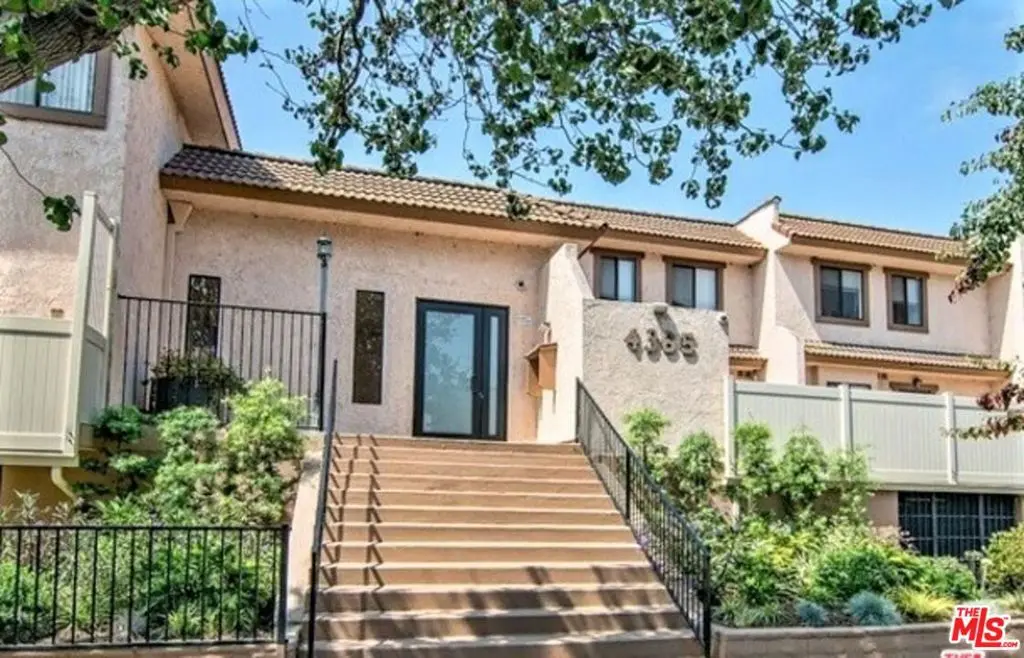 Condominium for rent at 4365 Mclaughlin Avenue 18, Los Angeles, CA featuring 2 beds and 3 baths
