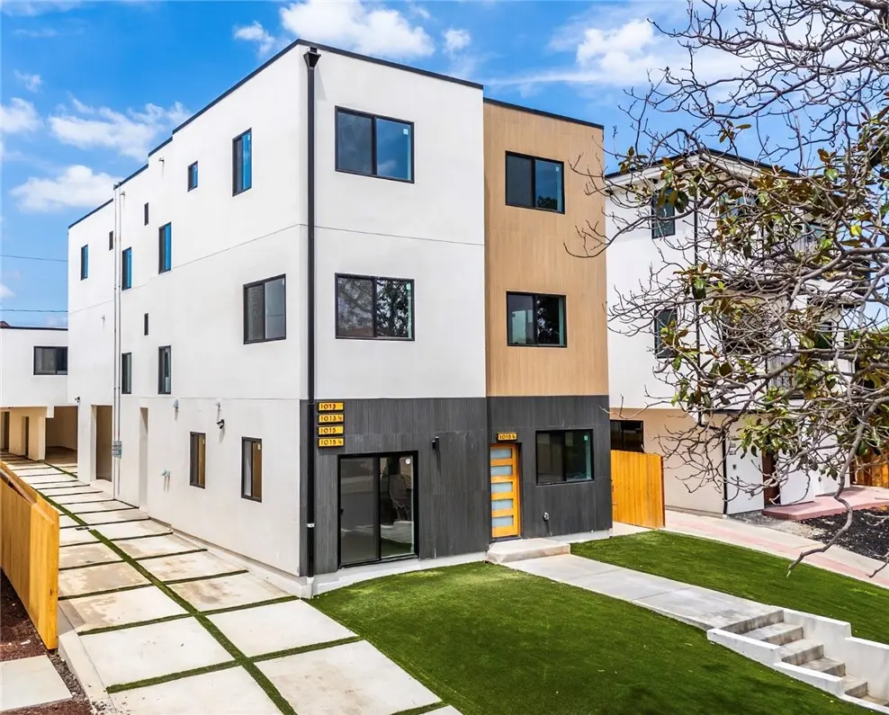 Townhouse for rent at 1013 S Citrus Avenue 3, Los Angeles, CA featuring 3 beds and 3 baths