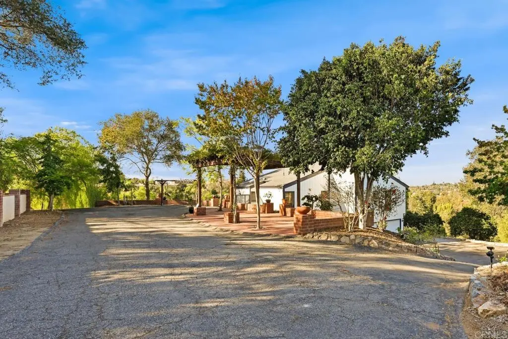 335 Morro Hills Road, Fallbrook, CA — listing photo 1