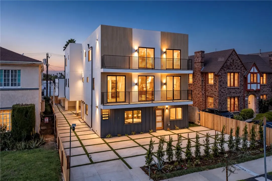 Townhouse for rent at 1259 S Longwood Avenue 3.5, Los Angeles, CA featuring 4 beds and 3 baths