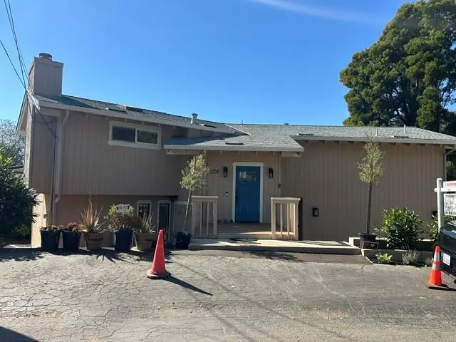 Residential Lease for rent at 204 Bayview Court, Aptos, Santa Cruz County, CA featuring 3 beds and 2 baths