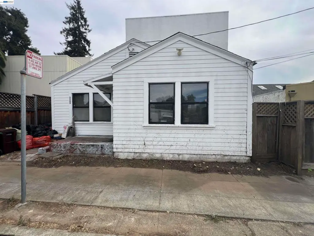 Single Family Residence for sale at 3308 Loma Vista Way, Oakland, CA featuring 1 bed and 1 bath