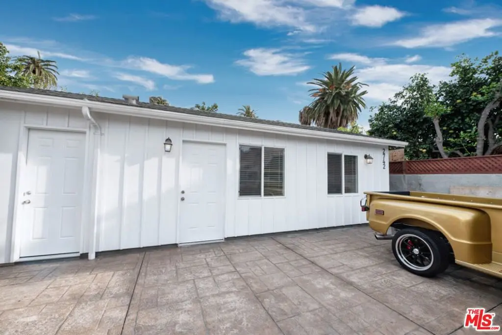 Residential Lease for rent at 2742 S Rimpau Boulevard, Los Angeles, CA featuring 1 bed and 1 bath