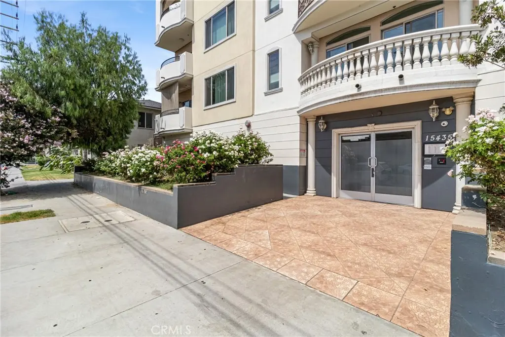 15435 Vanowen Street 102, Van Nuys, CA — listing photo 1