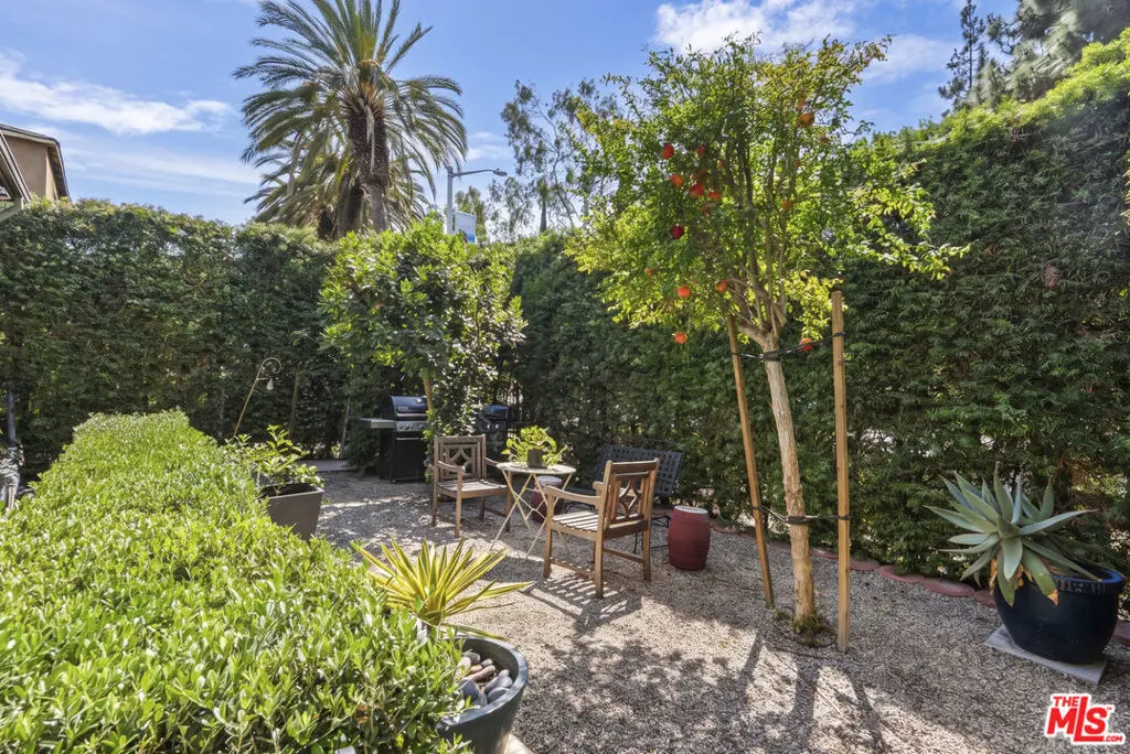 350 N San Vicente Boulevard, West Hollywood, CA — listing photo 1
