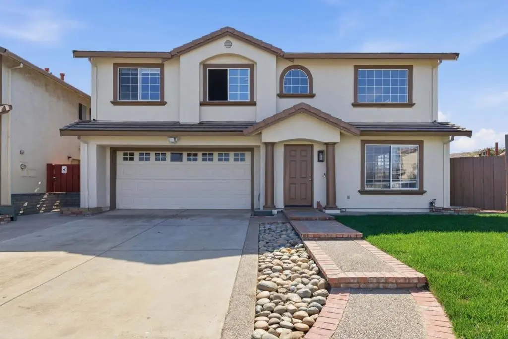 1040 Bison Way, Salinas, CA — listing photo 1