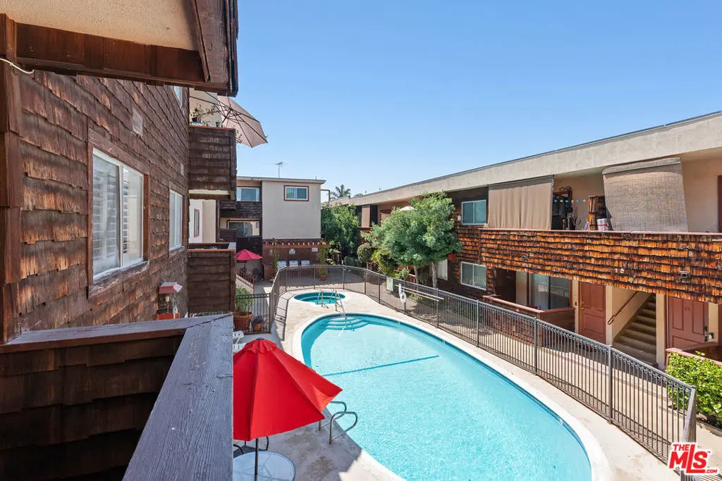 5414 Newcastle Avenue 19, Los Angeles, CA — listing photo 1