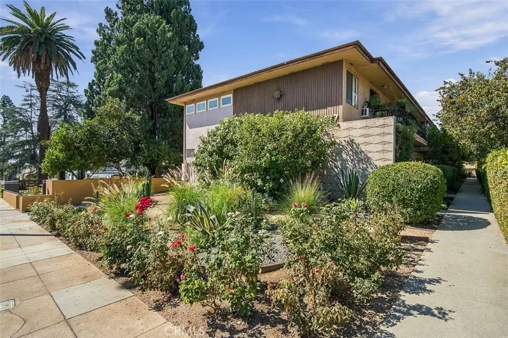 1677 N Lake, Pasadena, CA — listing photo 1