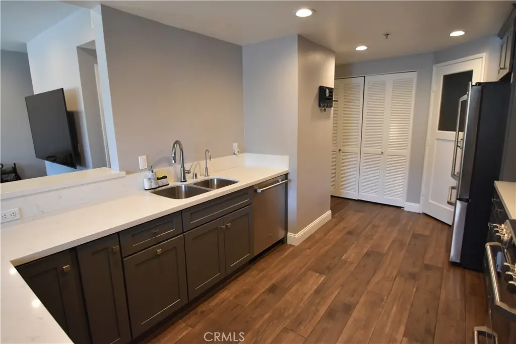 5350 White Oak Avenue 105, Encino, CA — listing photo 1