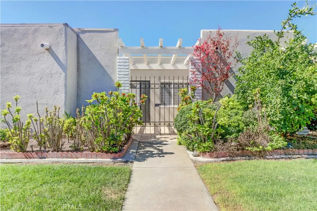 Stock Cooperative for sale at 2005 Via Mariposa W B, Laguna Woods, CA featuring 2 beds and 2 baths