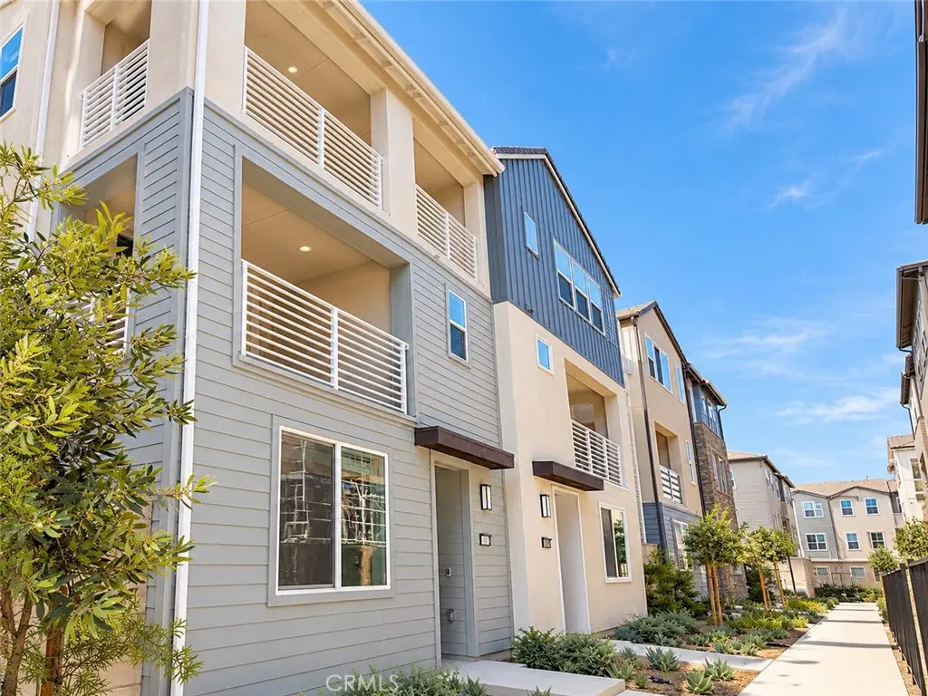 Condominium for rent at 713 Sonia, Irvine, CA featuring 3 beds and 4 baths