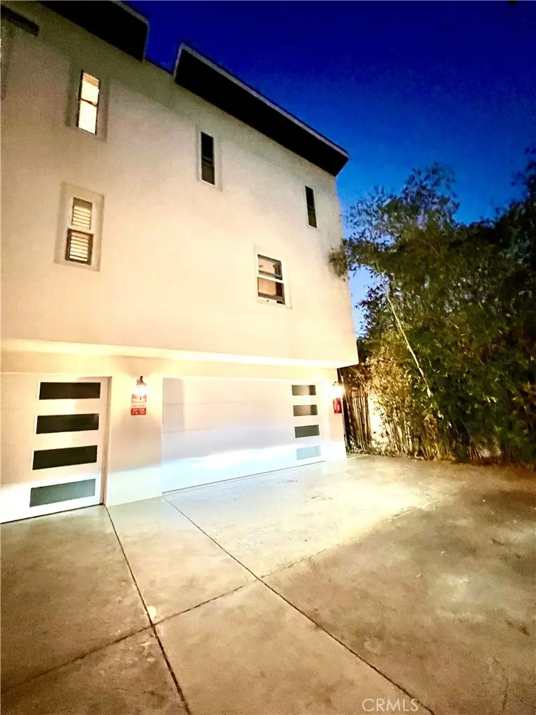 Townhouse for rent at 13810 Cordary, Hawthorne, CA featuring 3 beds and 4 baths