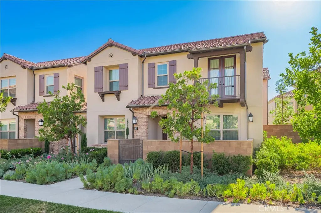 Condominium for rent at 118 Newburry, Irvine, CA featuring 3 beds and 3 baths