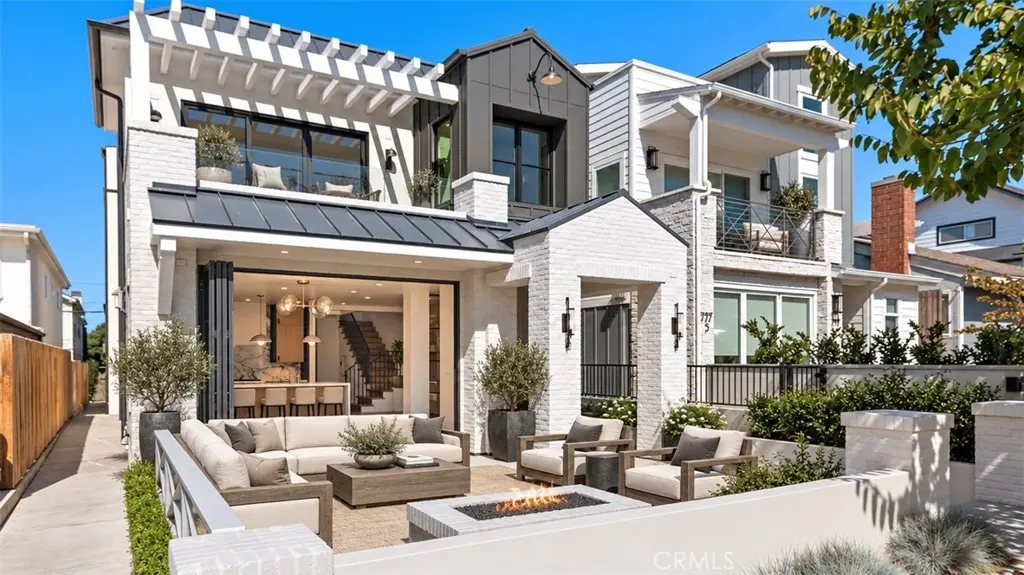 Residential Lease for rent at 715 Poinsettia, Corona Del Mar, Orange County, CA featuring 3 beds and 3 baths