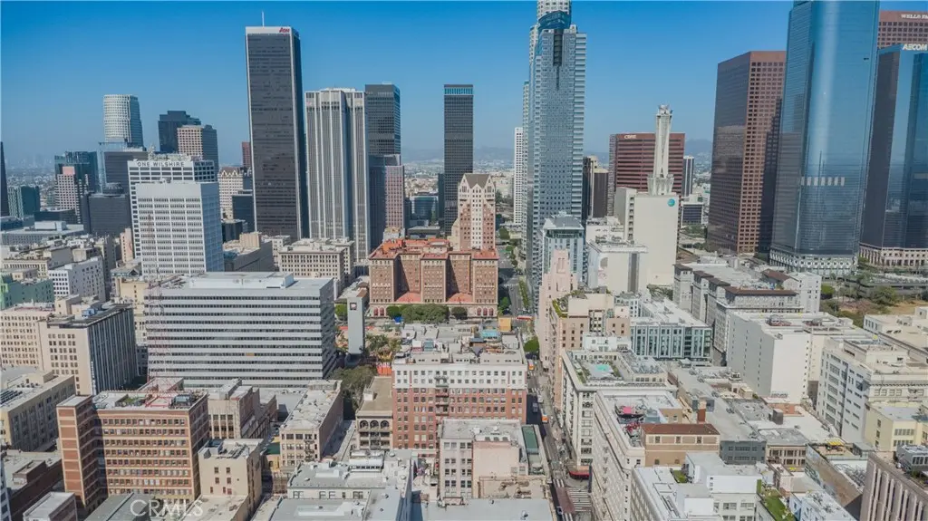 Condominium for sale at 312 W 5th Street 304, Los Angeles, CA featuring 2 beds and 1 bath