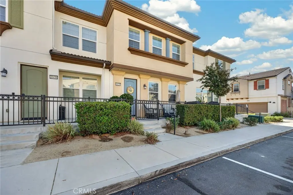 Townhouse for sale at 40438 Calle Real, Murrieta, CA featuring 3 beds and 3 baths