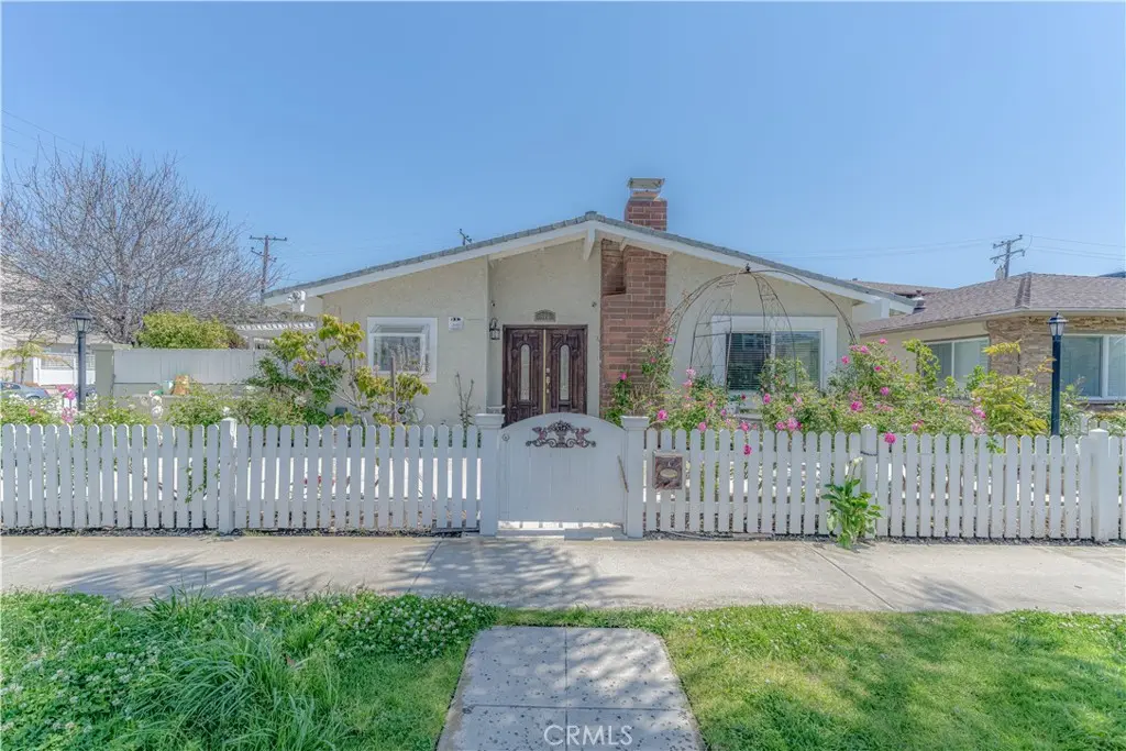 526 17th Street, Huntington Beach, CA — listing photo 1