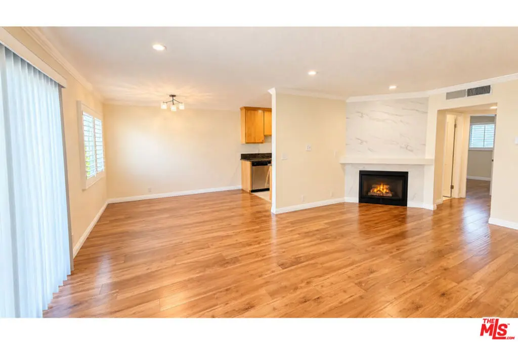 15141 Burbank Boulevard 203, Van Nuys, CA — listing photo 1