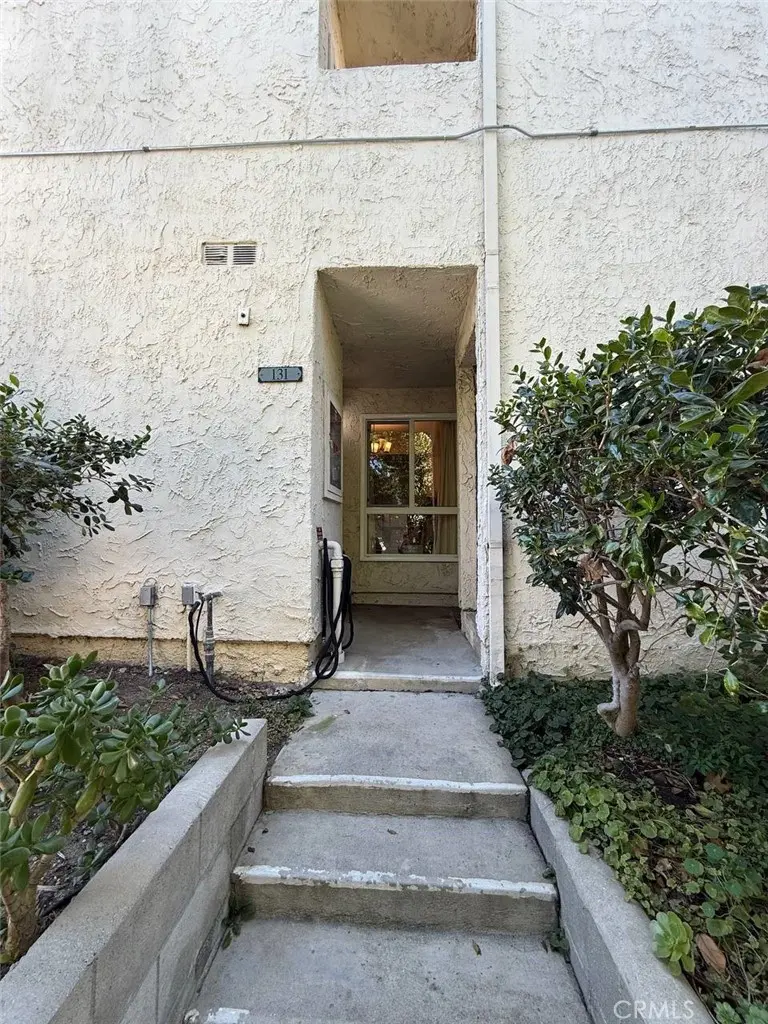 18411 Hatteras, Tarzana, CA — listing photo 1