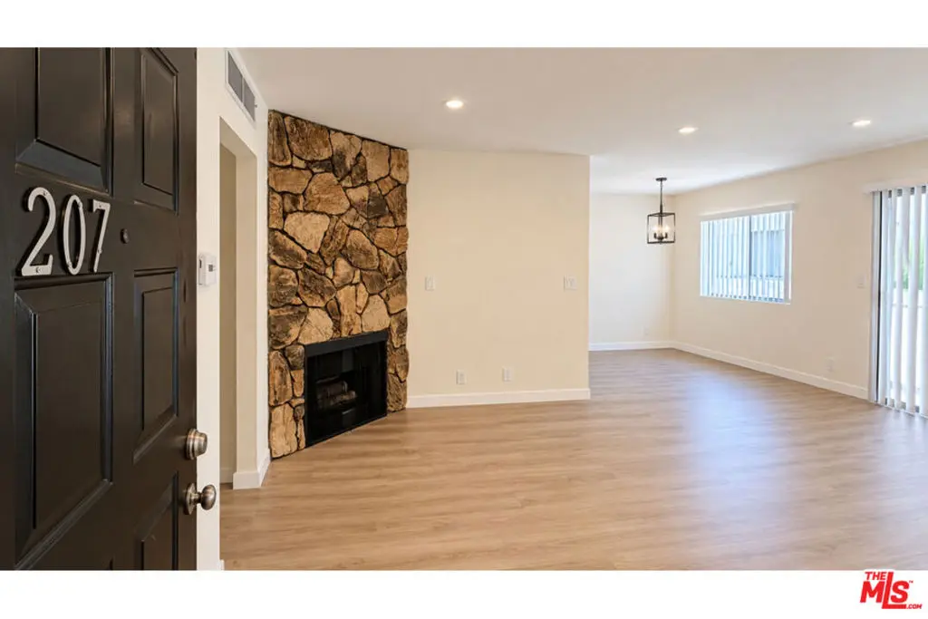 15141 Burbank Boulevard 207, Van Nuys, CA — listing photo 1